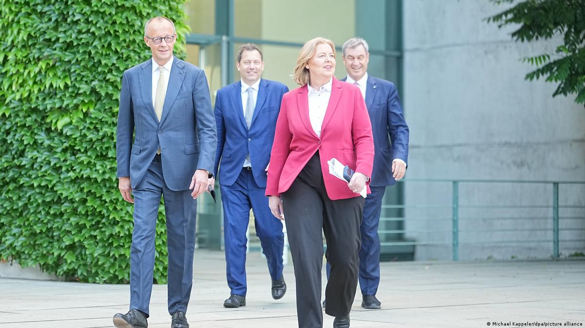 图为联邦总理默茨、副总理克林拜尔、联邦劳工与社会事务部长贝尔贝尔·巴斯以及巴伐利亚州州长主席马库斯·索德尔抵达总理府花园,准备出席联合委员会会议后的新闻发布会
