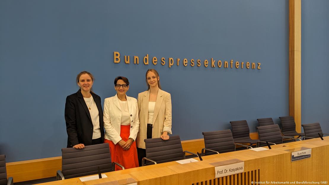 Drei Frauen stehen vor schwarzen Stühlen, hinter ihnen eine blaue Wand mit der Aufschrift "Bundespressekonferenz" Drei Frauen stehen vor schwarzen Stühlen, hinter ihnen eine blaue Wand mit der Aufschrift "Bundespressekonferenz"