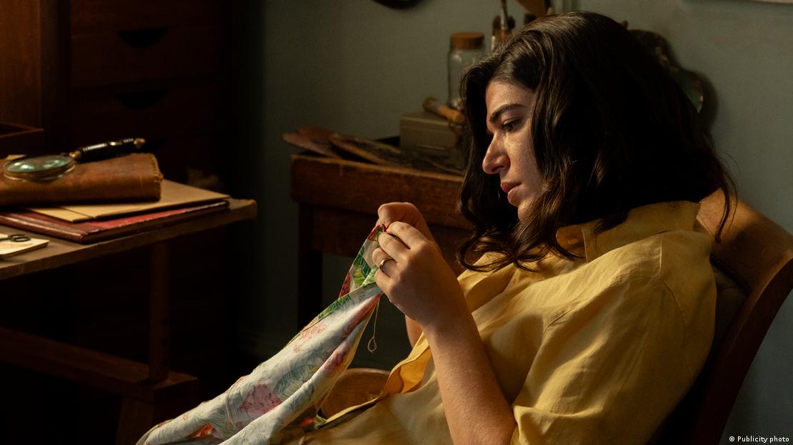 Hanna Svarts interpreta Miriam Etz, que costurava suas próprias roupas, em cena de um curta-metragem da diretora Isabella Drummond