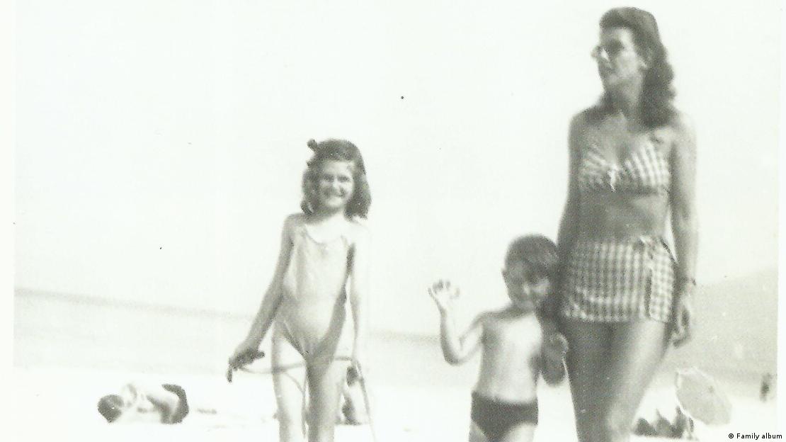 Miriam Etz com os filhos na praia do Arpoador