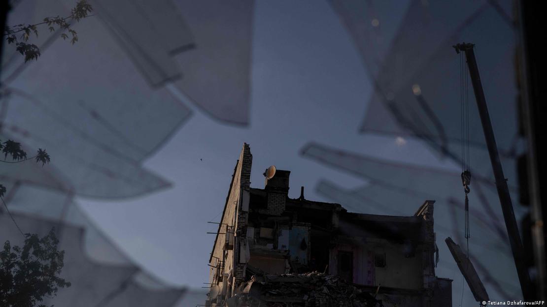 Vista de los daños en Kiev, desde detrás de un cristal roto.