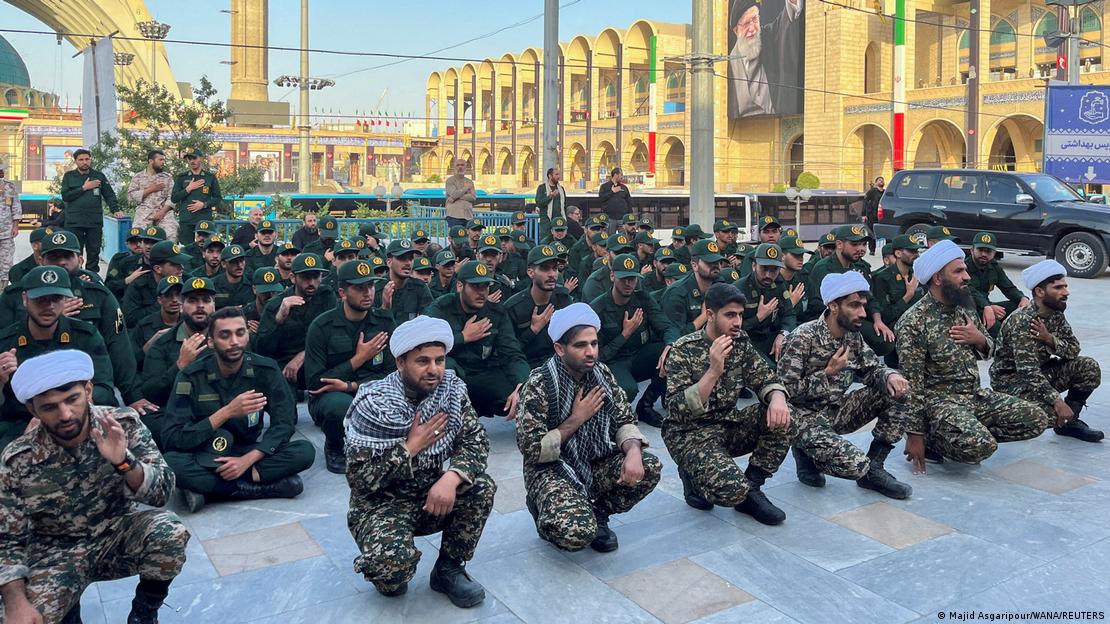 بسیج ملیشیا کے رضاکار سابق سپریم لیڈر آیت اللہ علی خامنہ ای کی آخری رسومات میں شریک ہیں بسیج ملیشیا کے رضاکار سابق سپریم لیڈر آیت اللہ علی خامنہ ای کی آخری رسومات میں شریک ہیں