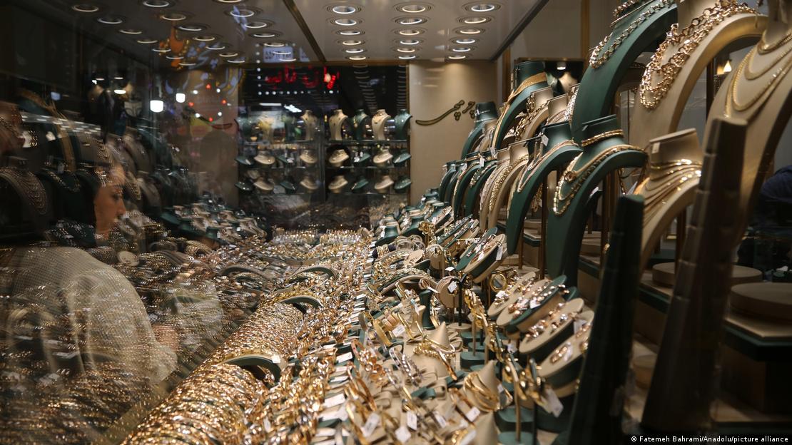 Ein übervolles Schaufenster eines Juweliers im Großen Basar von Teheran