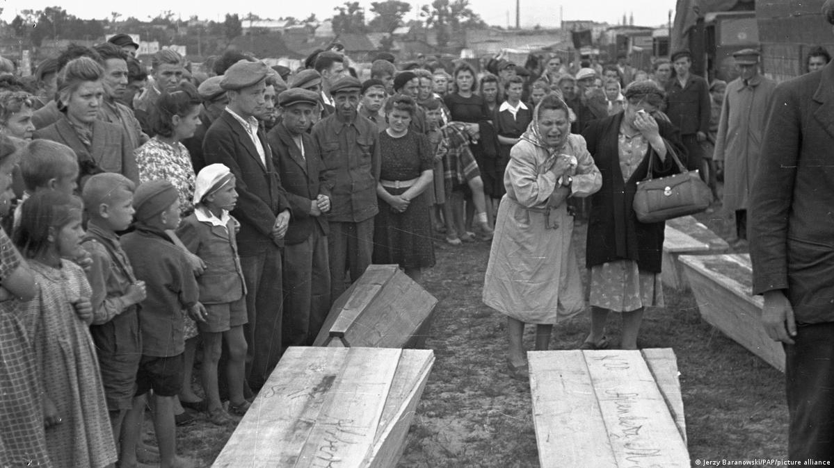 4 iyul 1946-cı il tarixində Kielcədəki qırğın sonrası qadınlar qurbanların dəfn mərasimində ağlayır. Şəkil: Jerzy Baranowski/PAP/picture alliance
