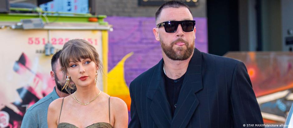 Taylor Swift e Travis Kelce anunciaram o noivado em agosto do ano passado