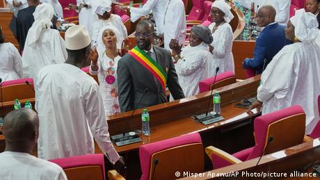 Neues Amt, neue Befugnisse: der zuvor als Premierminister entmachtete Ousmane Sonko bei seiner Wahl zum Parlamentspräsident