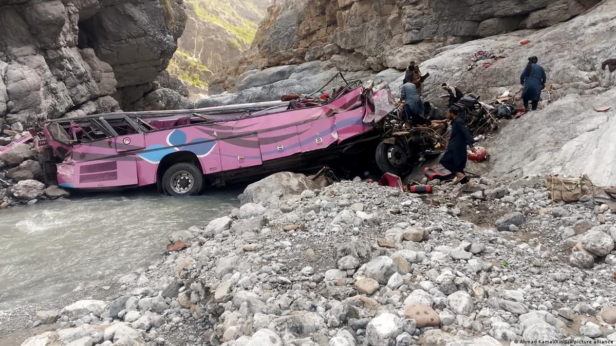 Pakistan: Bus crashes into ravine, killing at least 40