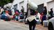 Migrantes zimbabuenses con su equipaje frente al consulado de Zimbabue en Ciudad del Cabo, Sudáfrica, el 22 de junio de 2026.