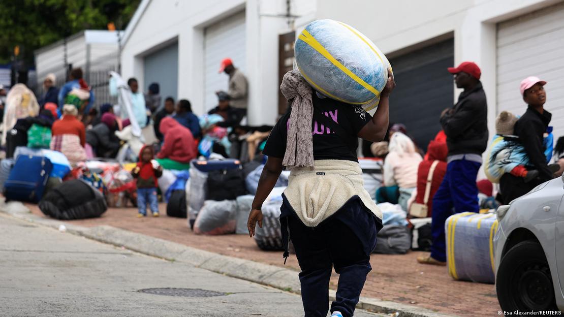 Migrantes zimbabuenses con su equipaje frente al consulado de Zimbabue en Ciudad del Cabo, Sudáfrica, el 22 de junio de 2026.