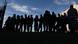 Migrantes hacen fila frente al consulado de Zimbabue en Ciudad del Cabo, Sudáfrica, el 24 de junio de 2026.