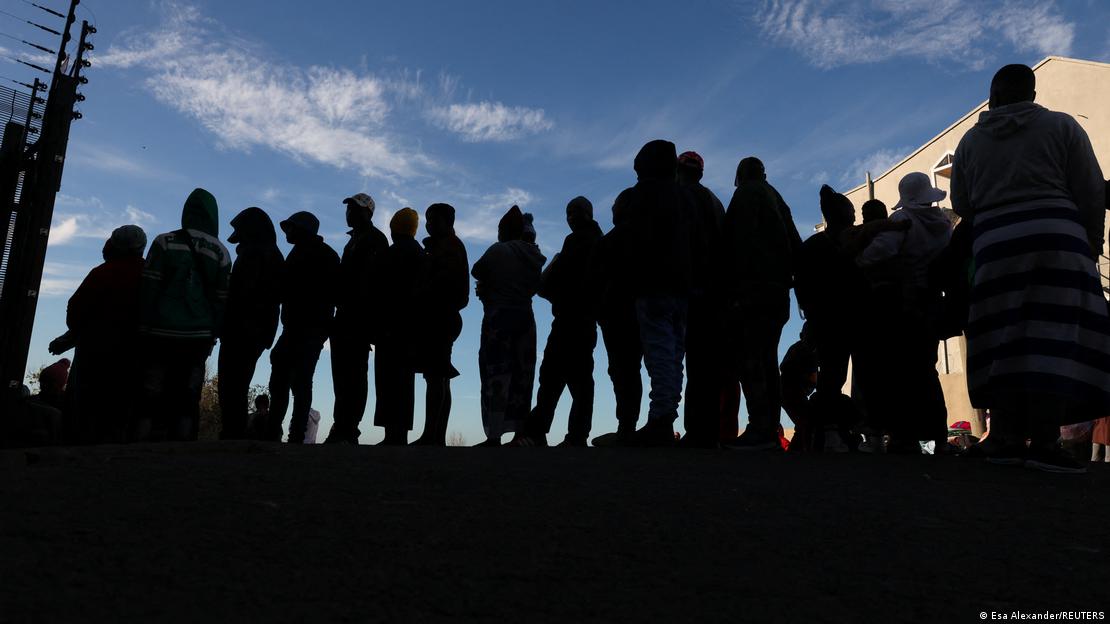 Migrantes hacen fila frente al consulado de Zimbabue en Ciudad del Cabo, Sudáfrica, el 24 de junio de 2026.