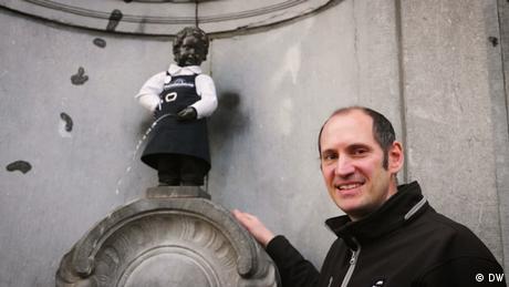 Er sorgt dafür, dass das Manneken Pis immer wieder anders angezogen ist: Nicolas Edelman.