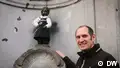 Who dresses the famous Manneken Pis?