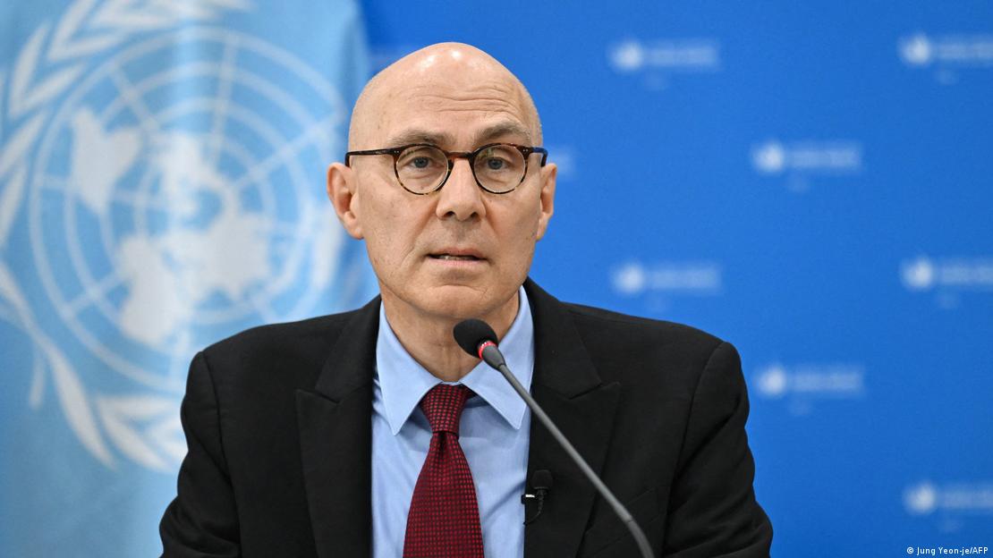 BM İnsan Hakları Yüksek Komiseri Volker Türk BM afişi önünde açıklama yapıyor. BM İnsan Hakları Yüksek Komiseri Volker Türk BM afişi önünde açıklama yapıyor.