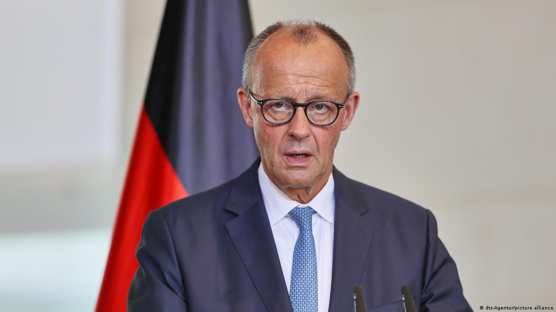 Almanya Başbakanı Friedrich Merz basın toplantısında açıklama yaparken.