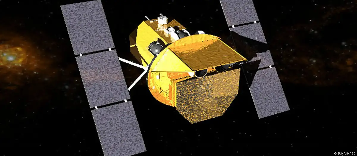 NASA launches spacecraft to recover sinking telescope