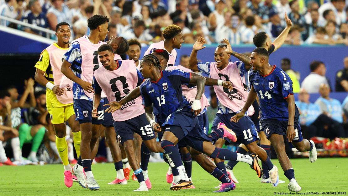 Momento de la celebración: el defensor de Cabo Verde recibió el reconocimiento por su espectacular definición en octavos de final y reveló que Marcelo lo felicitó personalmente.