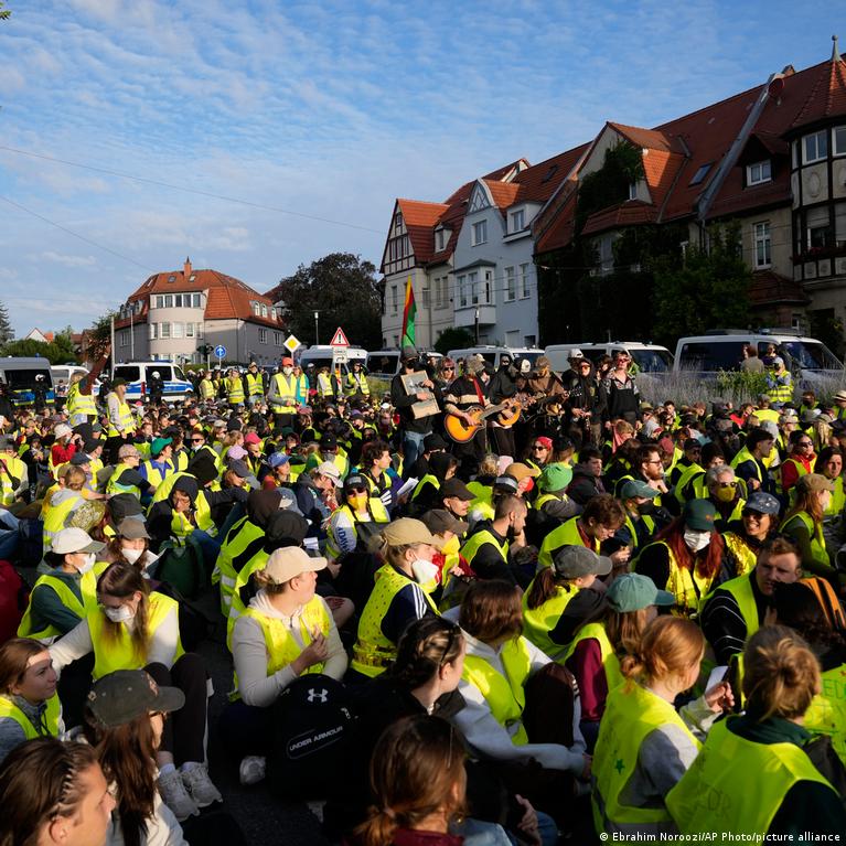 Germany news: AfD kicks off conference amid massive protests