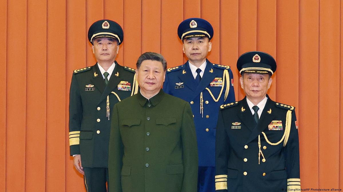 张曙光和王刚站在后排，习近平和军委副主席张升民站在前排