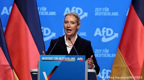 Keryetarja e partisë AfD, Alice Weidel, duke folur nga pulti i referuesit në kongresin e partisë në Erfurt. Keryetarja e partisë AfD, Alice Weidel, duke folur nga pulti i referuesit në kongresin e partisë në Erfurt.