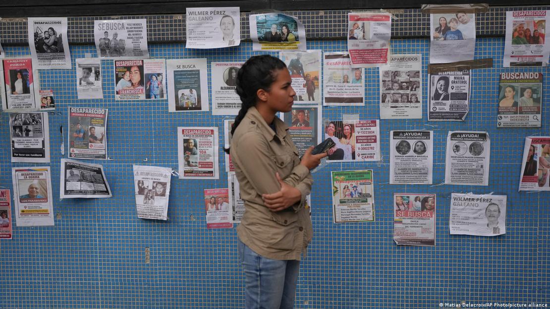 Una mujer posa frente a las fotografías de personas desaparecidas tras el terremoto que sus familiares han colgado en el Hospital Pérez Carreño de Caracas, Venezuela. (04.07.2026)