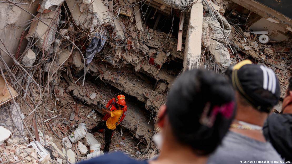 Un miembro del equipo de rescate mexicano conocido como los Topos busca en un lugar donde se detectaron señales de vida bajo los escombros, tras los terremotos del 24 de junio, en Los Corales, La Guaira. (04.07.2026)
