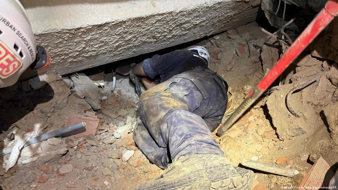 Rescatistas del Departamento de Bomberos de Miami intentan llegar hasta un hombre que sobrevivió durante ocho días bajo los escombros de un edificio en La Guaira (02.07.2026) Rescatistas del Departamento de Bomberos de Miami intentan llegar hasta un hombre que sobrevivió durante ocho días bajo los escombros de un edificio en La Guaira (02.07.2026)