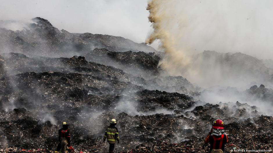 TPA Jatiwaringin Masih Kebakaran, Pemadaman Dilanjutkan