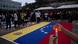 Pessoas seguram velas acesas ao redor de uma bandeira da Venezuela Pessoas seguram velas acesas ao redor de uma bandeira da Venezuela