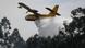 Un avión cisterna español combate un incendio forestal.