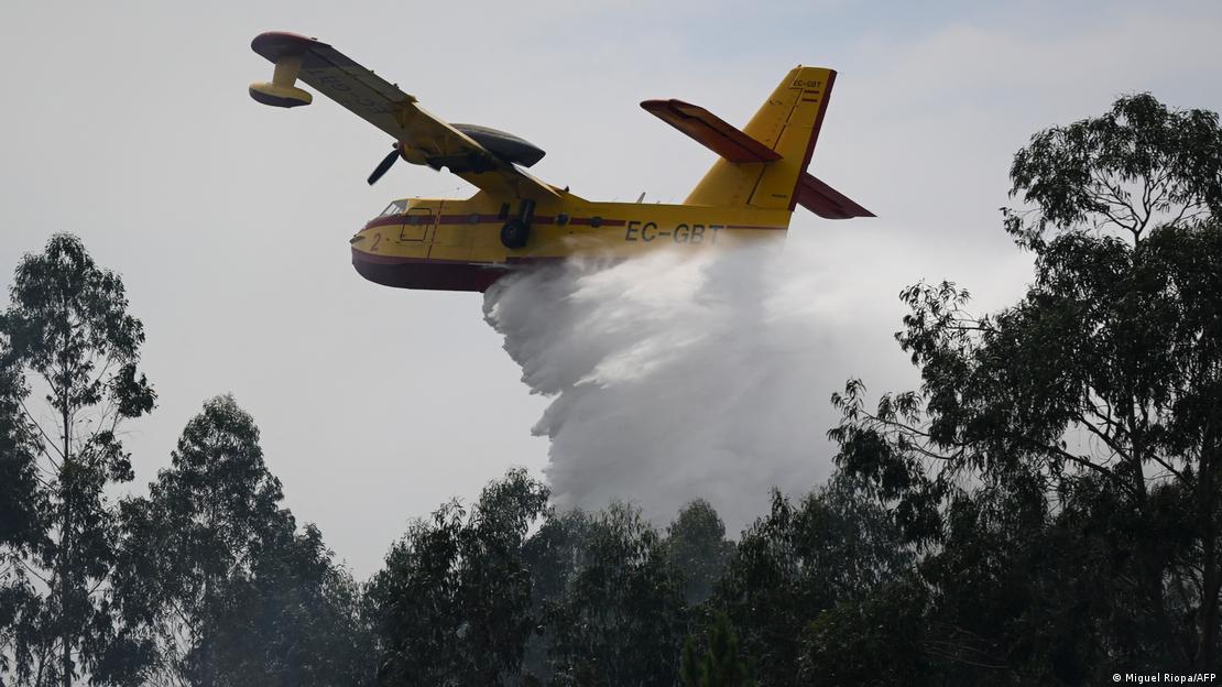 Un avión cisterna español combate un incendio forestal.