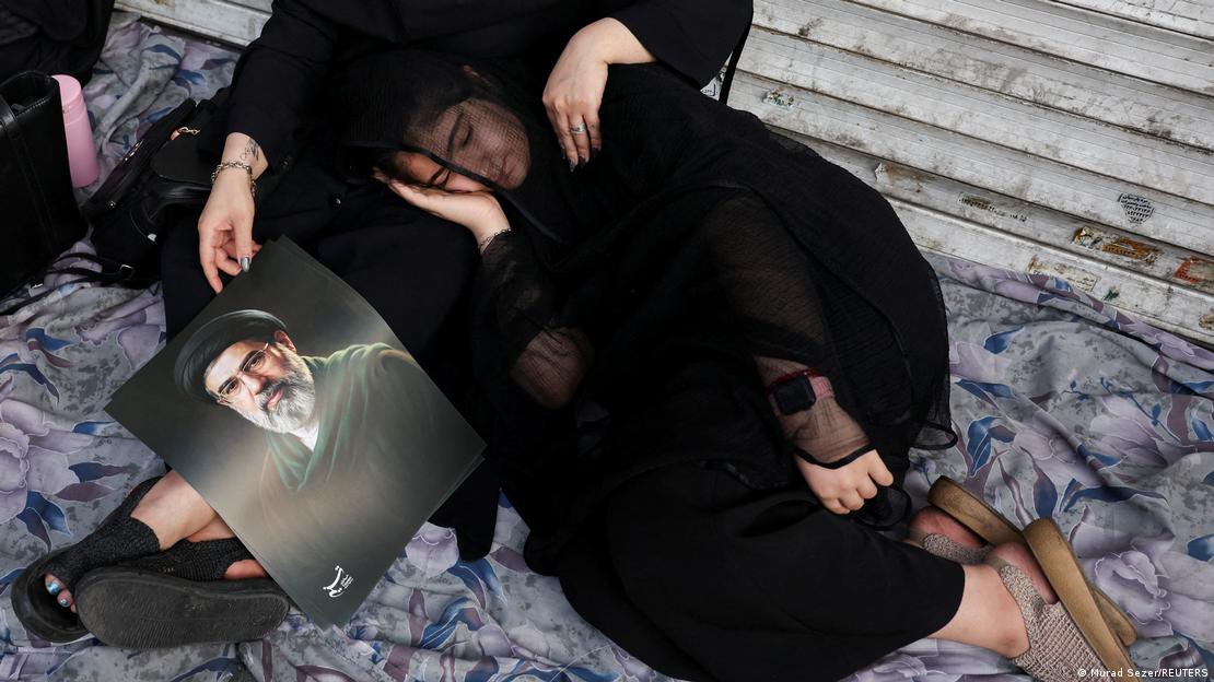 Mulheres em luto pela morte do aiatolá Ali Khamenei seguram uma foto de Mojtaba Khamenei