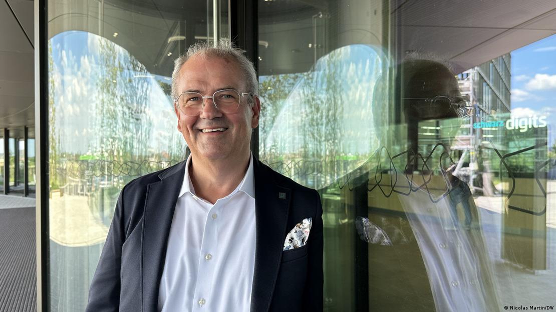 Schwarz Digits Yöneticisi Bernd Wagner, Heilbronn'daki yeni bina önünden bir görsel
