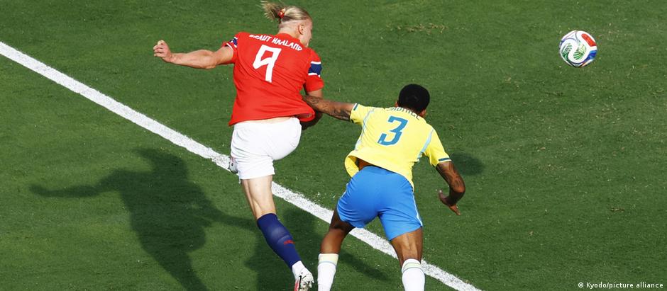 Haaland cabeceira para marcar o primeiro gol norueguês na vitória contra o Brasil
