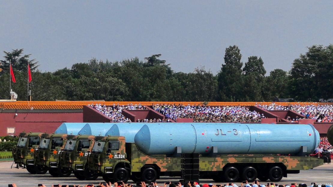 Mísseis JL-3 transportados por caminhões militares durante desfile militar em Pequim.