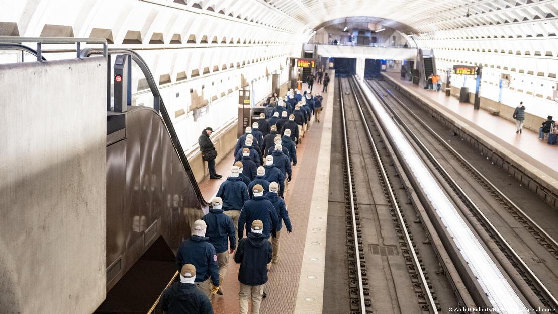 Agentes de la policía metropolitana vigilaron de cerca la marcha de supremacistas blancos cerca del Capitolio. Agentes de la policía metropolitana vigilaron de cerca la marcha de supremacistas blancos cerca del Capitolio.