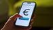 Symbolbild 2026 | Frau überweist Euro per Mobile Banking Symbolbild 2026 | Frau überweist Euro per Mobile Banking