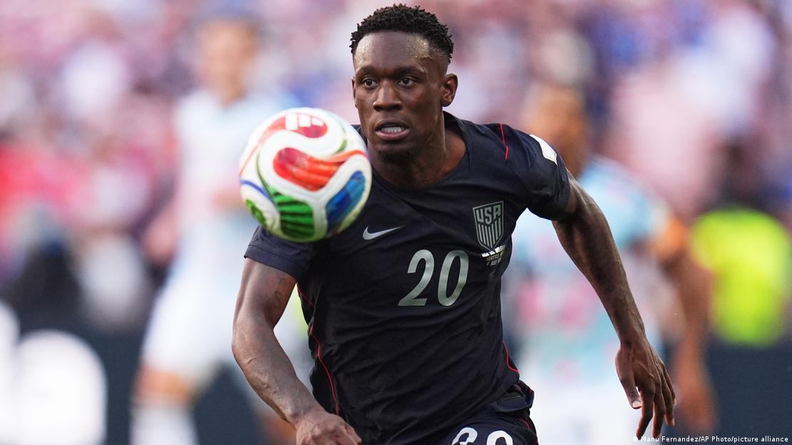 Folarin Balogun vio acción en los octavos de final tras recibir tarjeta roja en la ronda previa. El caso del delantero estadounidense se convirtió involuntariamente en la manzana de la discordia entre la FIFA y buena parte del mundo del fútbol. (06.07.2026) Folarin Balogun vio acción en los octavos de final tras recibir tarjeta roja en la ronda previa. El caso del delantero estadounidense se convirtió involuntariamente en la manzana de la discordia entre la FIFA y buena parte del mundo del fútbol. (06.07.2026)