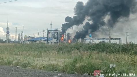 Colunas de fumaça negra sobem de uma refinaria em Omsk, a maior da Rússia, atacada pela Ucrânia em 7 de julho Colunas de fumaça negra sobem de uma refinaria em Omsk, a maior da Rússia, atacada pela Ucrânia em 7 de julho