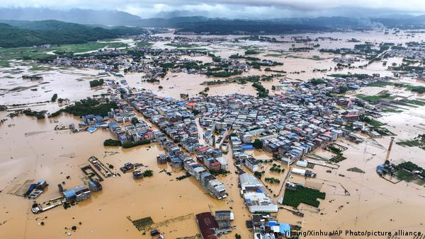 Inundación tras la rotura del dique del embalse de Liulan, en Guangxi. Inundación tras la rotura del dique del embalse de Liulan, en Guangxi.