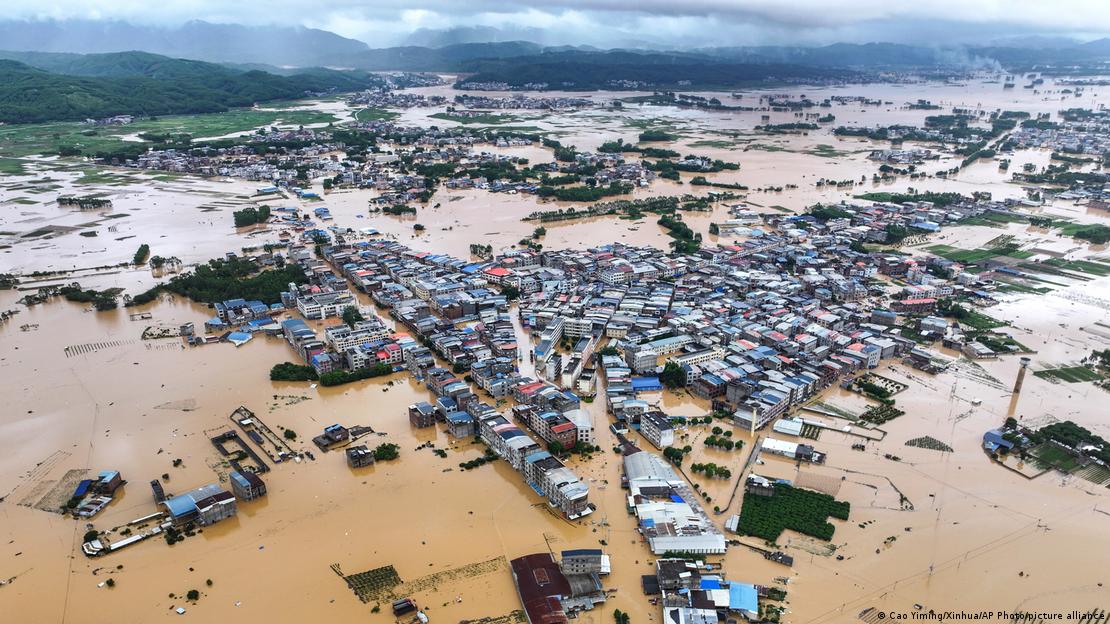 Inundación tras la rotura del dique del embalse de Liulan, en Guangxi. Inundación tras la rotura del dique del embalse de Liulan, en Guangxi.