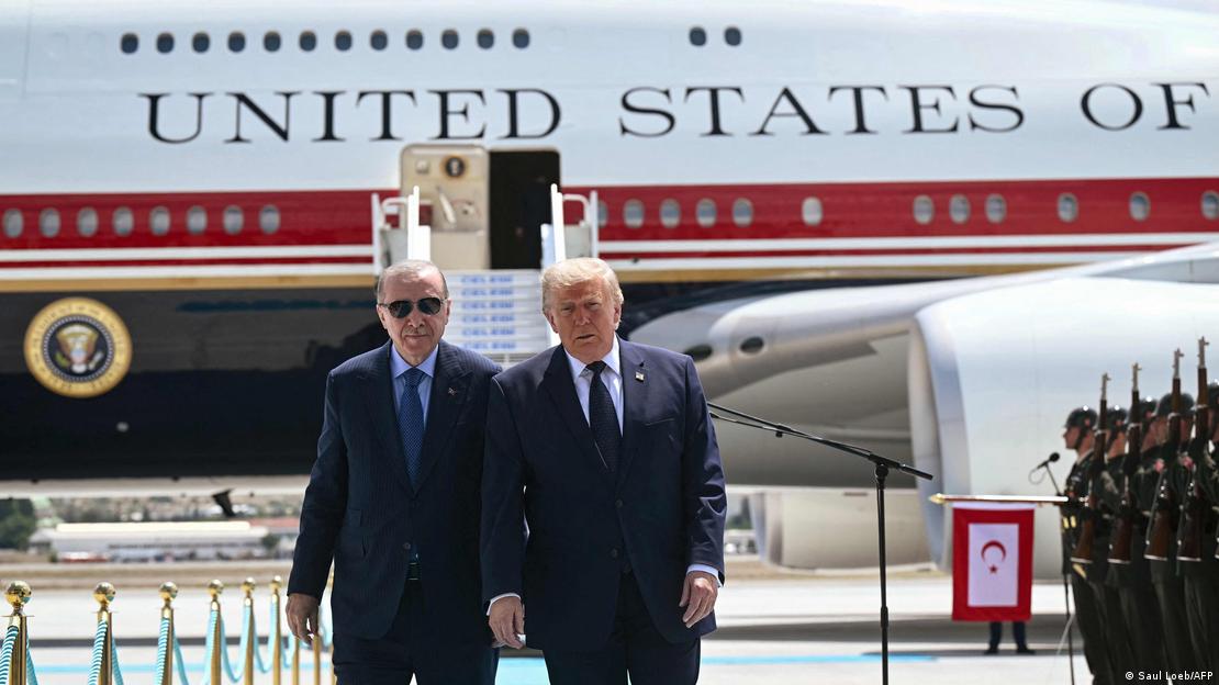 Donald Trump'ın Ankara'ya gelişinde kullandığı yeni uçağın savunma özellikleri bulunmadığı iddia ediliyor. Trump'ı Cumhurbaşkanı Recep Tayyip Erdoğan apronda karşılamıştı. Trump (sağda) ve Erdoğan yan yana, arkalarında uçak görülüyor