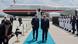 Erdoğan (solda) ve Trump yan yana turkuaz halı üzerinde yürüyor. Arkalarında başkanlık uçağı Air Force One var Erdoğan (solda) ve Trump yan yana turkuaz halı üzerinde yürüyor. Arkalarında başkanlık uçağı Air Force One var