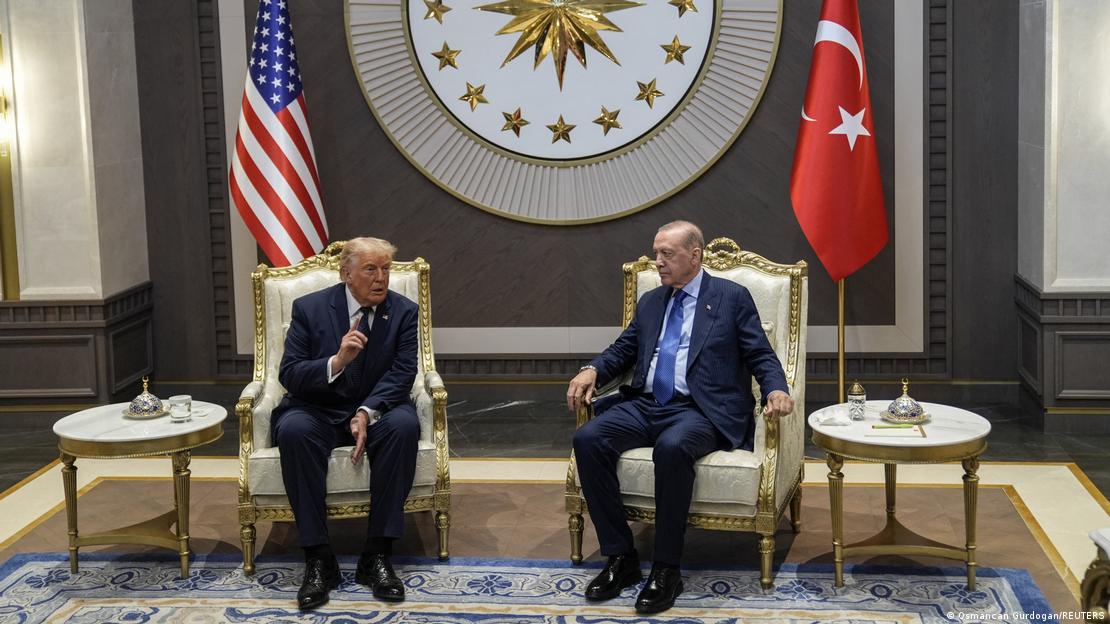 Cumhurbaşkanı Erdoğan ile Başkan Trump Cumhurbaşkanlığında koltuklarda oturuyor Cumhurbaşkanı Erdoğan ile Başkan Trump Cumhurbaşkanlığında koltuklarda oturuyor