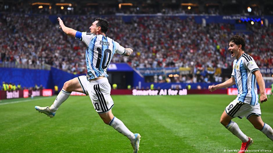 ميسي ينقذ الأرجنتين أمام مصر ويبتعد بصدارة الهداف التاريخي لكأس العالم