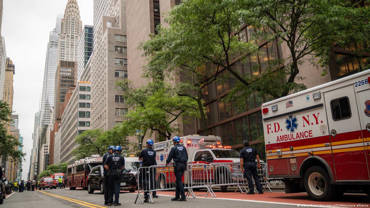 A view of a Manhattan streert and fire fighters on the scene