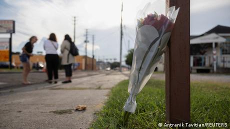 Ein Blumenstrauß am Straßenrand erinnert an den Mexikaner, der in Houston, Texas, bei einer Razzia der US-Einwanderungsbehörde erschossen wurde
