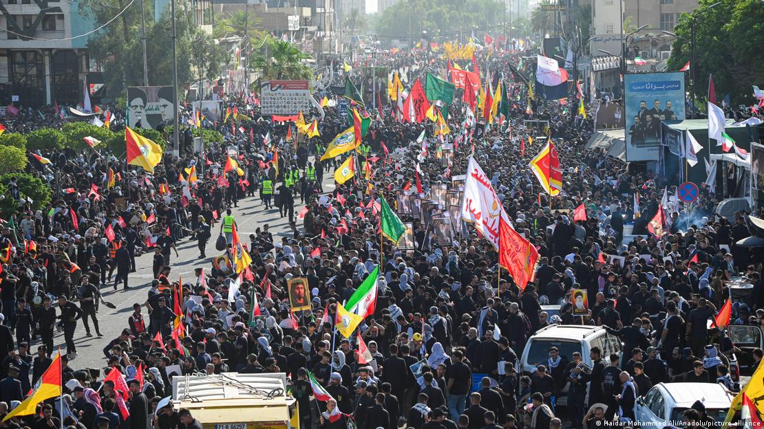 Milhares de pessoas participam de funeral de Khamenei no Irã