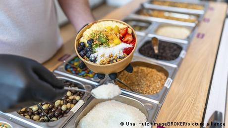 Europeus fazem fila por açaí – e isso tem um lado preocupante