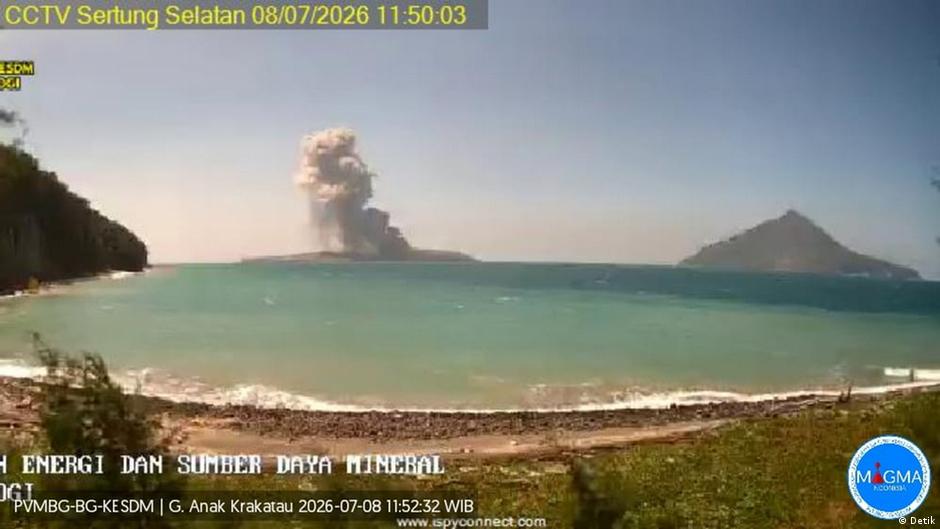 Gunung Anak Krakatau Alami 7 Kali Erupsi